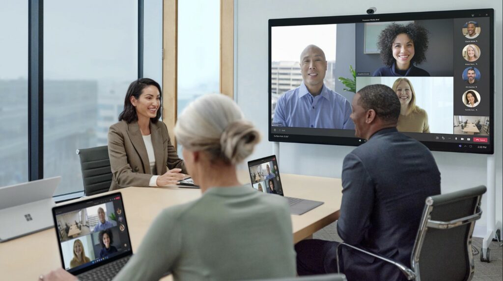 Hybridní práce: Microsoft Surface Hub během schůzky.
